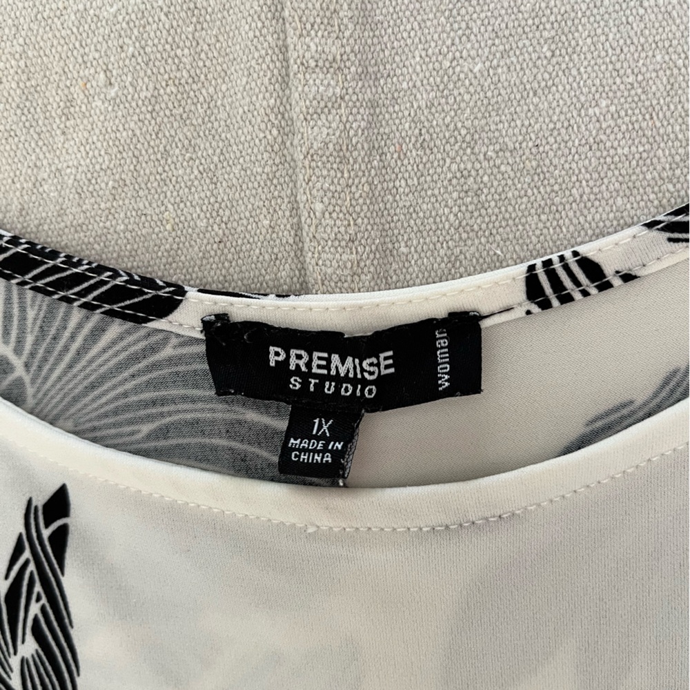 Premise Studio Monochrome Leaf Print Top 1X - Picture 3 of 4